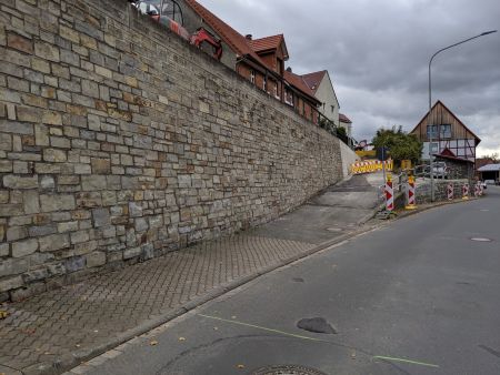Gemeinsame Baumaßnahme des Kreises Paderborn und der Gemeinde Borchen: In den vergangenen Monaten ist entlang der K 21 die Stützwand saniert worden. Nun erhält die Straße eine neue Fahrbahndecke. Bildnachweis: Kreisstraßenbauamt